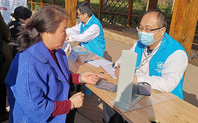 【学雷锋日】天博(中国)体育官方网站,举办“爱满京城，牵手智慧家医”志愿服务活动(图5)